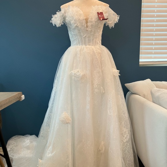 Wedding Dress - brand new - Picture 2 of 7